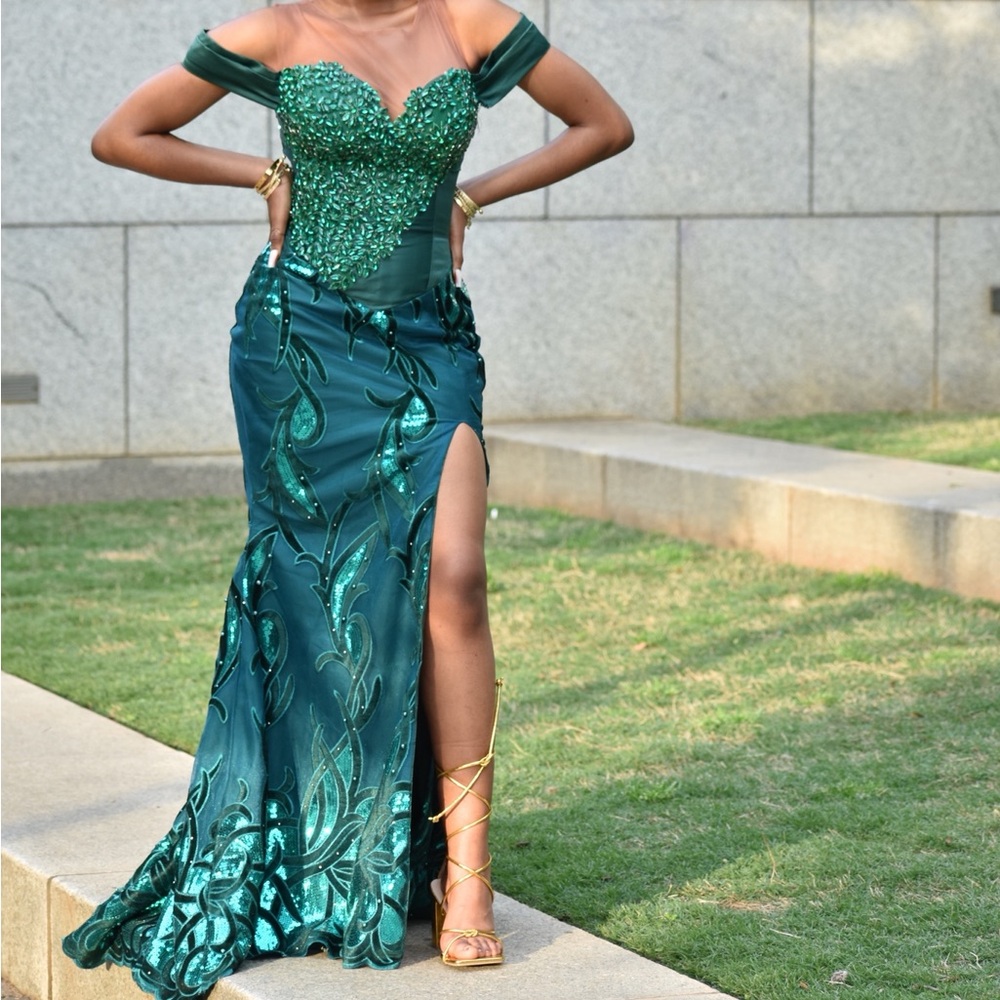 Green sequin and corset dress with a touch of elegance #PartyDress #Prom